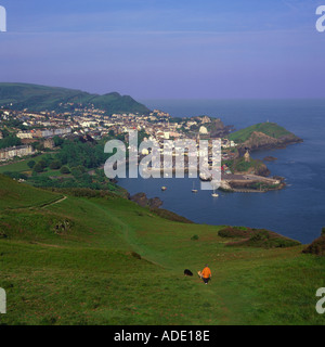 Blick von Westen über Ilfracombe Stadthafen und Küste von Hillsborough Park North Devon County England Stockfoto