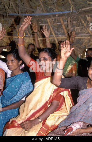 Lächelnde Frau ostindischen hält Hand Tagung für Mikro-Kredit-Darlehen in Indien Stockfoto