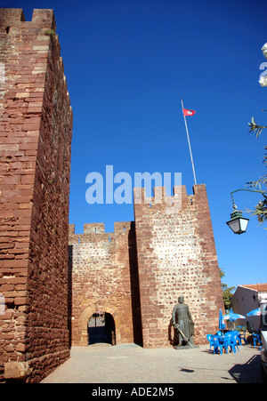 Blick auf Eingang Castelo de Silves & riesige bronzene Krieger Statue Burg Algarve Iberia Portugal Europa Stockfoto