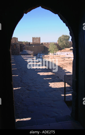 Panoramablick auf das Castelo de Silves Castle durch einen Bogen Tür Algarve Iberia Portugal Europa Stockfoto