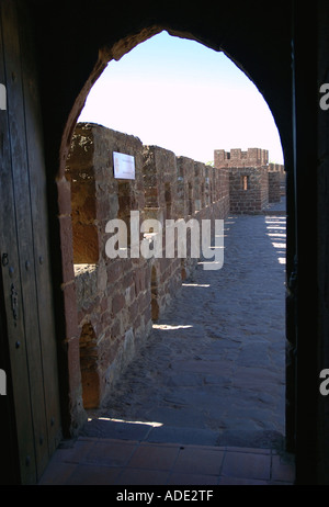 Panoramablick auf das Castelo de Silves Castle durch einen Bogen Tür Algarve Iberia Portugal Europa Stockfoto