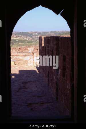 Panoramablick auf das Castelo de Silves Castle durch einen Bogen Tür Algarve Iberia Portugal Europa Stockfoto