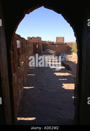 Panoramablick auf das Castelo de Silves Castle durch einen Bogen Tür Algarve Iberia Portugal Europa Stockfoto