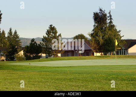 Häuser entlang Golfplatz green Stockfoto