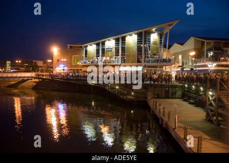 Mermaid Quay bei Nacht Cardiff Bay Cardiff Wales Stockfoto