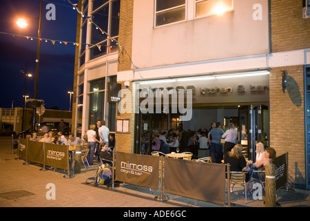 Mimosa-Küche und Bar Mermaid Quay bei Nacht Cardiff Bay Cardiff Wales Stockfoto