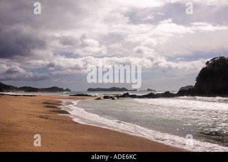 Böse Wolken über der feine Sandstrand Strand von Mimiwhangata in Northland, Neuseeland. DSC 8923 Stockfoto