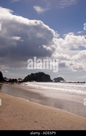 Böse Wolken über der feine Sandstrand Strand von Mimiwhangata in Northland, Neuseeland. DSC 8935 Stockfoto