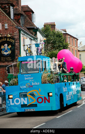 Tour de France Werbung Fahrzeuge durch Canterbury Kent UK 2007 Stockfoto