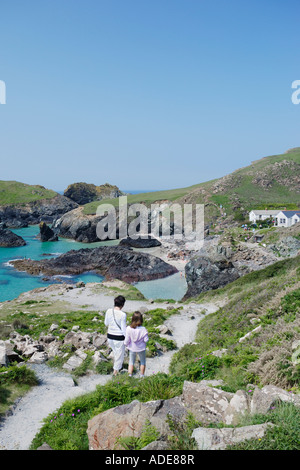 Mutter und Tochter klettert hinunter Weg nach Kynance Cove auf der Lizard Halbinsel Cornwall UK Stockfoto