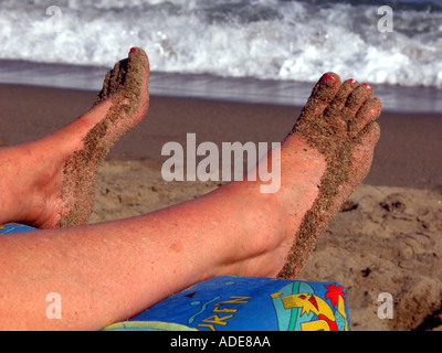 Sandy Füße am Strand, Carvajal, Fuengirola, Spanien Stockfoto