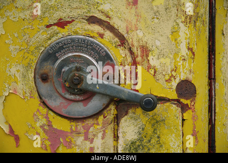 Alte Benzin Pumpe, abblätternde Farbe Detail und Griff Stockfoto