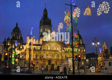 Nacht Blick auf George Square am Heiligabend, zeigt die Stadt Kammern beleuchtet und festliche Lichter. Glasgow. Schottland. Stockfoto