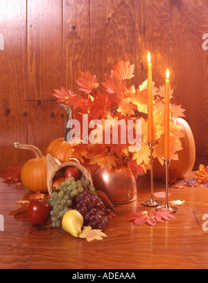 Stillleben mit lodernden roten Kerzen und herbstliche Früchte und Gemüse zu ernten und Wein Ahorn Blätter auf alle Holz Hintergrund Stockfoto