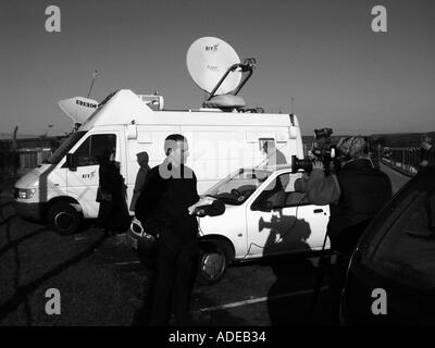 BBC-Satelliten außerhalb Übertragungswagen zur Tranmit live-Fernsehen aus Cardiff International Airport South Wales GB UK 2003 Stockfoto