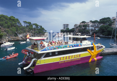 Ausflugsschiff mit Touristen an der Bucht Cala Figuera Mallorca Balearen Spanien Stockfoto