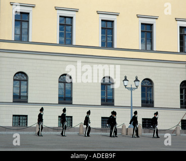 Königliche Garde marschiert außerhalb der Kongelige Slott (Königlicher Palast), Slottsparken, Oslo, Norwegen. Stockfoto