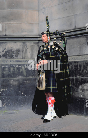 Schottische Piper Dudelsack am Parliament Square, die Royal Mile, Edinburgh, Lothian, Schottland, UK. Stockfoto