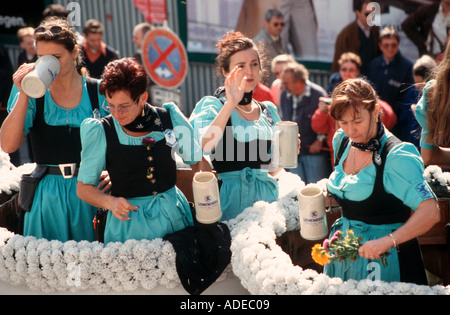 Frauen Toasten und Bier zu trinken, bei der Eröffnungsfeier der Oktoberfest München Bayern Deutschland Stockfoto