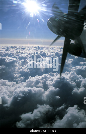 Blick über Wolken von FlyBe Flugzeuge aus Edinburgh, Birmingham UK Stockfoto