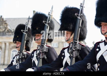 Wachablösung am königlichen Schloss Amalienborg, Copenhagen. Stockfoto