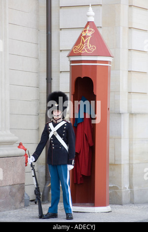 Eine dänische königliche Leibgarde steht außerhalb königlichen Schloss Amalienborg, Copenhagen. Stockfoto