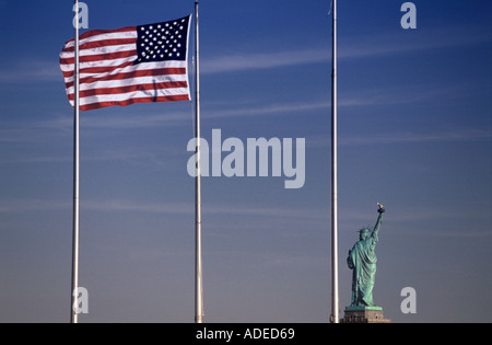 Die Freiheitsstatue im New Yorker Hafen gesehen vom Liberty State Park in New Jersey USA Stockfoto