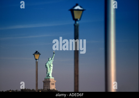 Die Freiheitsstatue im New Yorker Hafen gesehen vom Liberty State Park in New Jersey, USA Stockfoto