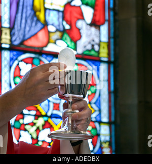 Höhe des Brotes und Weines während der Eucharistiefeier Stockfoto