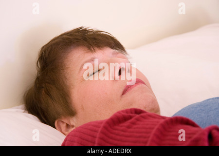 Frau im Bett schläft. Stockfoto