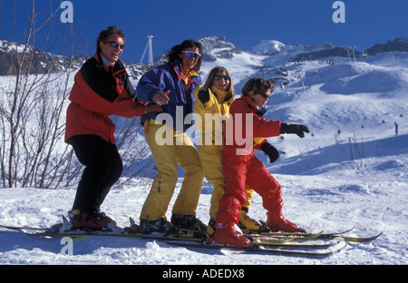 Familie in Zugbildung auf den Ski Pisten Chamonix Frankreich Stockfoto