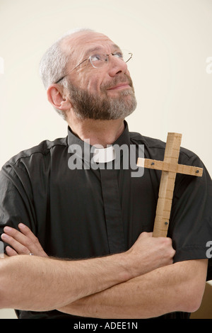 Kaplan hält Holzkreuz. Stockfoto