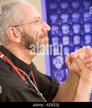 Klerus betet im Krankenhaus oder einer Klinik. Stockfoto