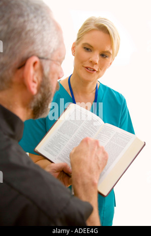 Religiöser Mensch betet und liest aus der Bibel im Krankenhaus. Stockfoto