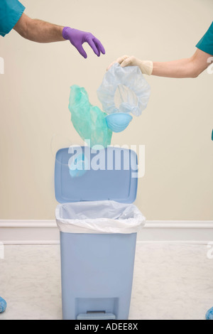 Medizinische Abfälle in Plastik Beutel/kann. Stockfoto