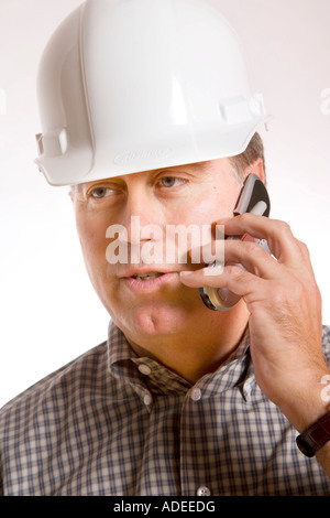 Architekten, Bauarbeiter oder Vorarbeiter sprechen auf Handy Stockfoto