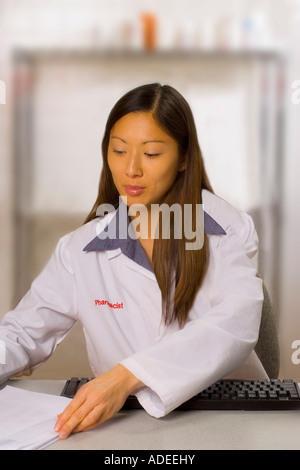 Apotheker über Computer in der Apotheke. Stockfoto
