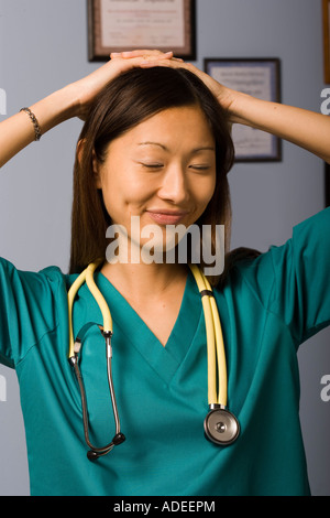 Glücklich Krankenschwester in der Arztpraxis. Stockfoto