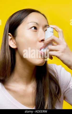 Asthmatische Frau mit bronchiale Dialator oder Kugelfisch. Stockfoto