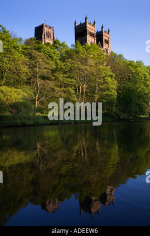 Kathedrale von Durham im Frühjahr von den Ufern des Flusses tragen Durham, England Stockfoto