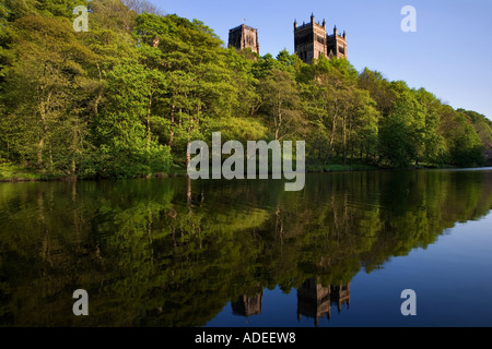 Kathedrale von Durham im Frühjahr von den Ufern des Flusses tragen Durham, England Stockfoto