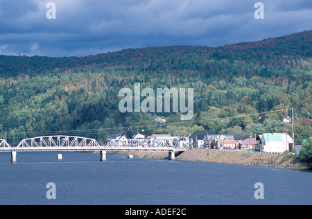 Perth Andover New Brunswick Kanada aus der Ferne mit borealen Wald im Hintergrund und St. John River Stockfoto