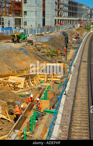 Männer arbeiten auf einer Baustelle in Shepherds Bush West London England UK Europe Stockfoto