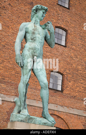 Eine Kopie von Michelangelos David steht außerhalb Statens Museum für Kunst, Kopenhagen, Dänemark Stockfoto