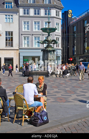 Ein paar sitzt in einem der Straßencafés auf Højbro Plads Platz im Zentrum von Kopenhagen Stockfoto