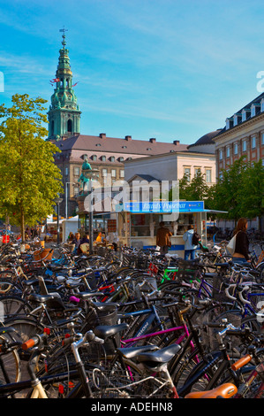 Geparkte Fahrräder auf Højbro Plads Platz in Mitteleuropa Kopenhagen Dänemark Stockfoto