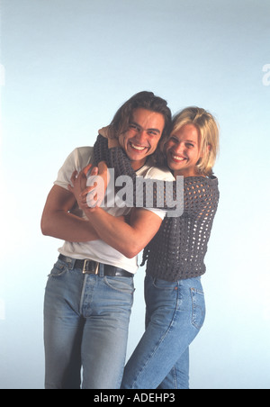Indoor Studio Nahaufnahme junge Paar Denim-Jeans tragen. Stockfoto