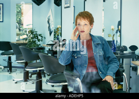 Frau im Friseursalon. Stockfoto