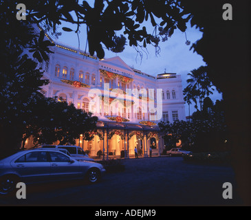 Singapur. Raffles Hotel in der Abenddämmerung. Stockfoto