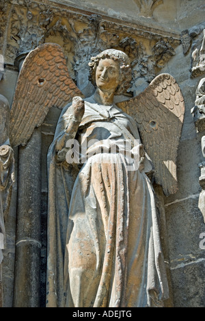 Reims, Frankreich, religiöse Denkmäler "Kathedrale Notre-Dame" Detail lächelnden Engel Statue am vorderen Eingang Stockfoto